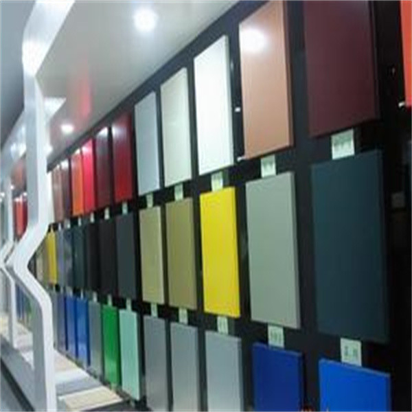 Hochglänzende Aluminium-Verbundplatten schützen vor Verschmutzung und sorgen für eine elegante Dekoration von Gebäuden