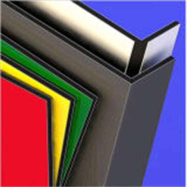 Hochglänzende Aluminium-Verbundplatten schützen vor Verschmutzung und sorgen für eine elegante Dekoration von Gebäuden
