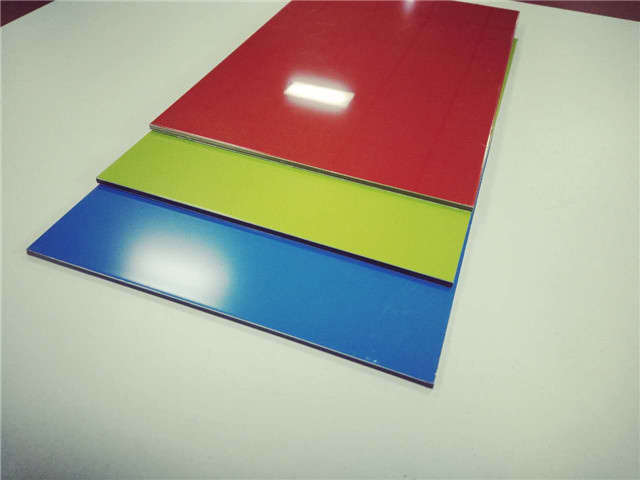 Rote ACP-PET zusammengesetzte Aluminiumplatten-klare Farbe und höherer Glanzgrad 2mm