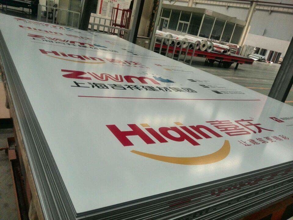 OEM Schutzfilm Aluminium-Verbundplatte mit hohem Glanz und 0,022 mm-0,050 mm Alu-Spule Dicke
