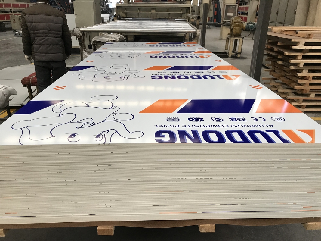 1500 mm Großhandel Aluminium-Verbundwerkstoff-Panel für Vorhangwand-Scheiben Innenhaus-Schutz-Plakette