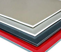 Hochglänzendes Aluminium-Verbundplatten, das eine zusätzliche Schicht des Schutzes und der Ästhetik mit Filmlaminierung hinzufügt