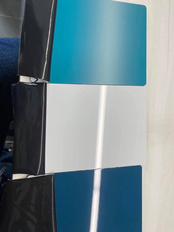 Hochglänzende Aluminium-Verbundplatten schützen vor Verschmutzung und sorgen für eine elegante Dekoration von Gebäuden