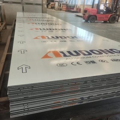 Glatte PVDF-Aluminium-Verbundplatte für langfristigen Deckenschutz
